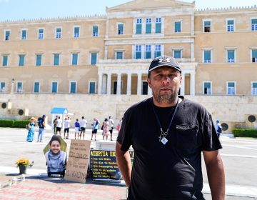 Απεργία πείνας στο Σύνταγμα ξεκίνησε πατέρας θύματος της τραγωδίας των Τεμπών