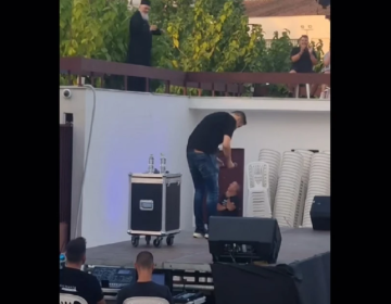 Μήνυση στον Αλέξανδρο Τσουβέλα για το viral βίντεο με τον ιερέα που πέρασε έξω από παράστασή του