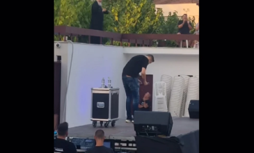 Μήνυση στον Αλέξανδρο Τσουβέλα για το viral βίντεο με τον ιερέα που πέρασε έξω από παράστασή του