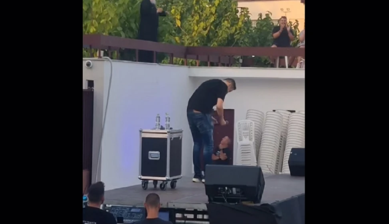 Μήνυση στον Αλέξανδρο Τσουβέλα για το viral βίντεο με τον ιερέα που πέρασε έξω από παράστασή του