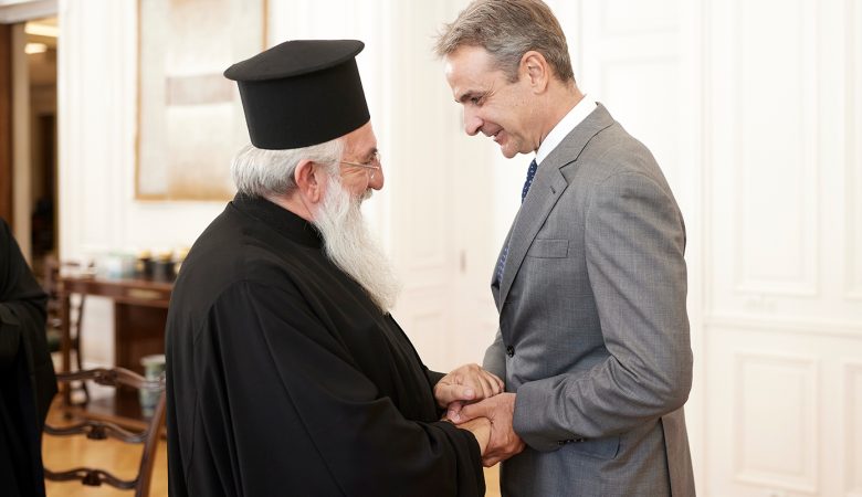 Συνάντηση Μητσοτάκη με αντιπροσωπεία της Εκκλησίας της Κρήτης με επικεφαλής τον Αρχιεπίσκοπο Ευγένιο