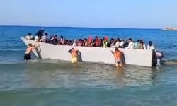 Σάλος με βίντεο που δείχνει λουόμενους να σπρώχνουν με τα χέρια στα ανοιχτά μια βάρκα με μετανάστες στη Γαύδο