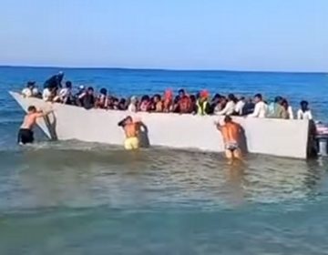 Σάλος με βίντεο που δείχνει λουόμενους να σπρώχνουν με τα χέρια στα ανοιχτά μια βάρκα με μετανάστες στη Γαύδο