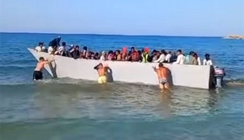 Σάλος με βίντεο που δείχνει λουόμενους να σπρώχνουν με τα χέρια στα ανοιχτά μια βάρκα με μετανάστες στη Γαύδο
