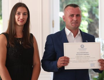 Την ελληνική υπηκοότητα έλαβε τιμητικά ο άνθρωπος που είχε βουτήξει σε ποτάμι για να σώσει δύο παιδιά