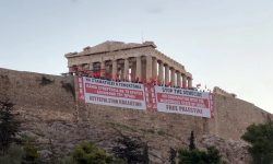 Δύο τεράστια πανό κρέμασαν μέλη του ΚΚΕ και της ΚΝΕ στην Ακρόπολη – «Λευτεριά στην Παλαιστίνη»