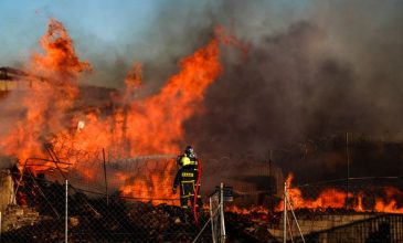 Ενισχύθηκαν οι πυροσβεστικές δυνάμεις για την φωτιά σε εργοστάσιο στο Μενίδι