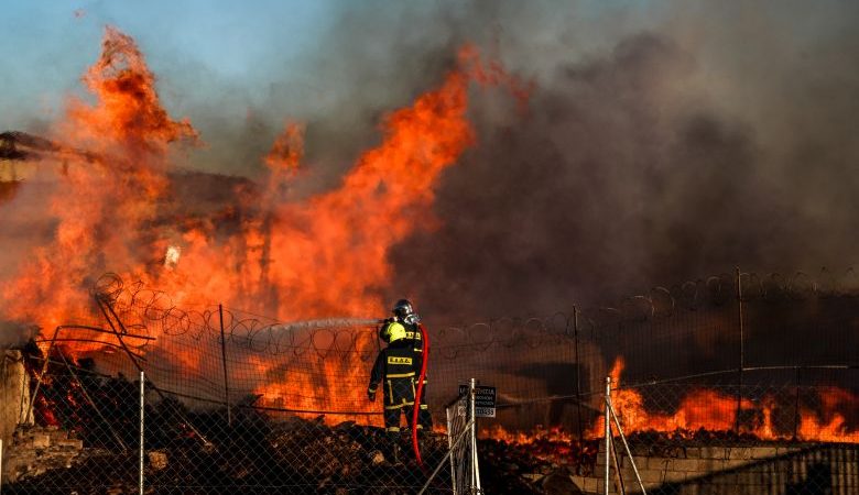 Ενισχύθηκαν οι πυροσβεστικές δυνάμεις για την φωτιά σε εργοστάσιο στο Μενίδι