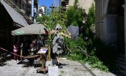 Έπεσαν δέντρα στην πλατεία Αγίας Ειρήνης και τραυματίστηκαν δύο άνθρωποι – Δείτε εικόνες