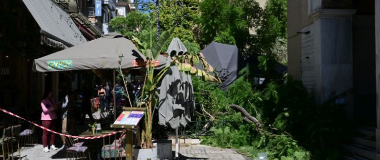 Έπεσαν δέντρα στην πλατεία Αγίας Ειρήνης και τραυματίστηκαν δύο άνθρωποι – Δείτε εικόνες