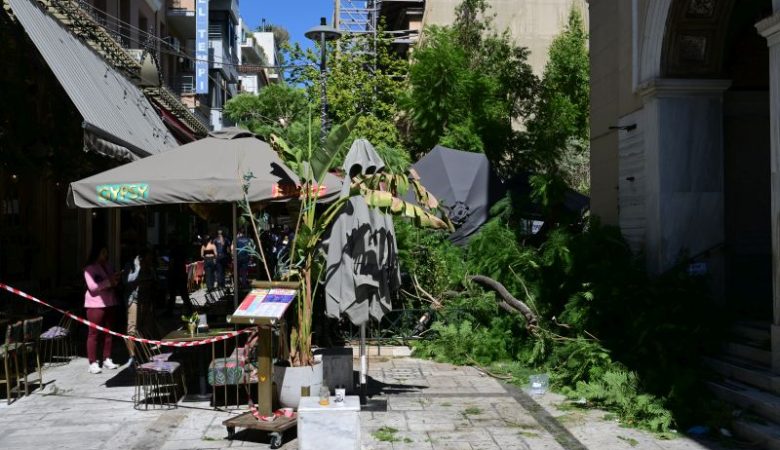 Έπεσαν δέντρα στην πλατεία Αγίας Ειρήνης και τραυματίστηκαν δύο άνθρωποι – Δείτε εικόνες