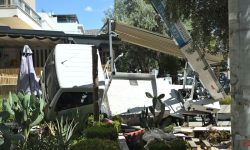Γερανοφόρο όχημα προσέκρουσε σε καφετέρια στη Γλυφάδα – Δείτε φωτογραφίες