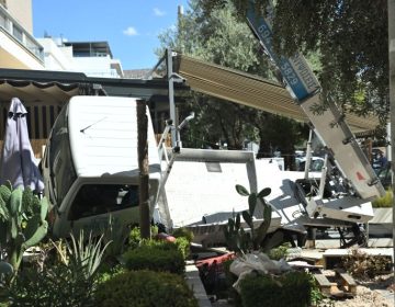 Γερανοφόρο όχημα προσέκρουσε σε καφετέρια στη Γλυφάδα – Δείτε φωτογραφίες