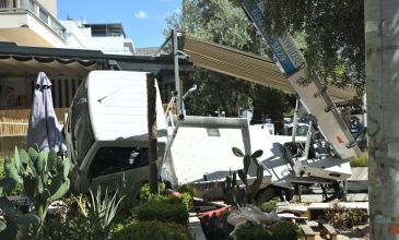 Γερανοφόρο όχημα προσέκρουσε σε καφετέρια στη Γλυφάδα – Δείτε φωτογραφίες
