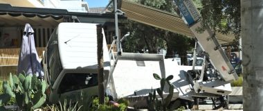 Γερανοφόρο όχημα προσέκρουσε σε καφετέρια στη Γλυφάδα – Δείτε φωτογραφίες