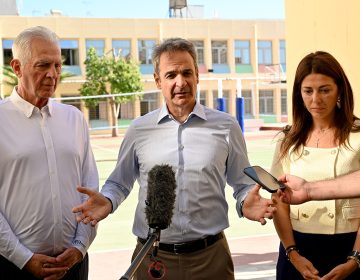 Ο Μητσοτάκης στα Ωνάσεια σχολεία Περιστερίου: Η κυβέρνησή μας θα εξακολουθεί να επενδύει συστηματικά στη δημόσια παιδεία