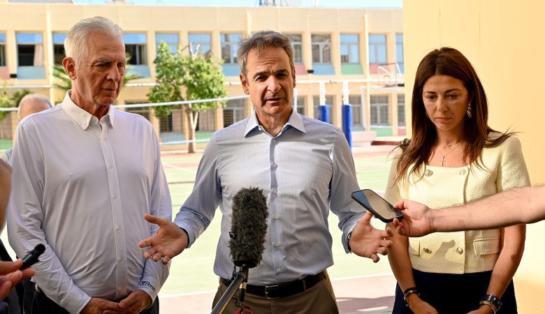 Ο Μητσοτάκης στα Ωνάσεια σχολεία Περιστερίου: Η κυβέρνησή μας θα εξακολουθεί να επενδύει συστηματικά στη δημόσια παιδεία