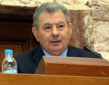 Ξεκίνησε η δίκη για το θάνατο του Σήφη Βαλυράκη – «Τον έσφαξαν…» κατέθεσε η σύζυγος του ως πρώτη μάρτυρας