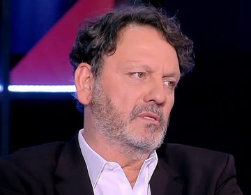 Στάθης Αγγελόπουλος: «Άρχισε να μου μιλάει απότομα και άσχημα, έκατσε οκλαδόν μπροστά στην πόρτα, δεν τη χτύπησα ποτέ»