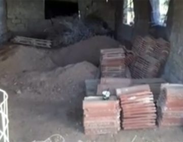 Η γυναίκα πέθανε το 2023 από παθολογικά αίτια, ισχυρίζεται η 62χρονη που έθαψε τη μητέρα της στη Βοιωτία – Επίθεση σε δημοσιογράφο