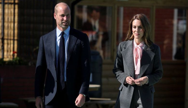 Ουίλιαμ και Κέιτ επισκέφθηκαν το Σάουθπορτ, όπου δολοφονήθηκαν τρία κορίτσια