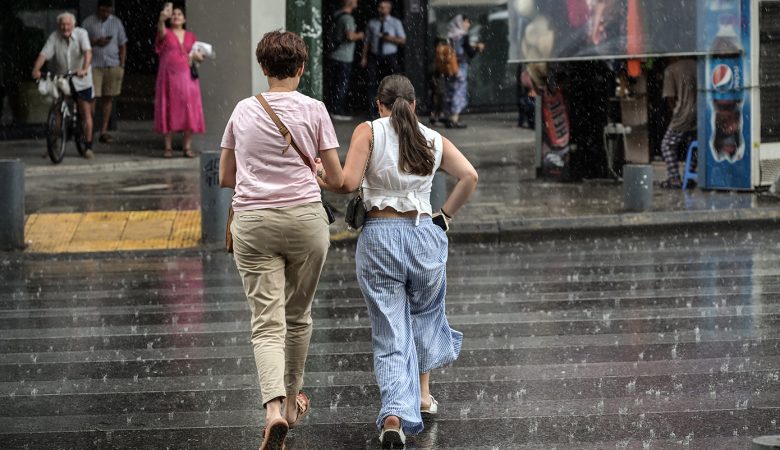 Καιρός: Πού θα εκδηλωθούν τοπικές βροχές και σποραδικές καταιγίδες