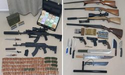 Αστυνομικοί συνέλαβαν 48χρονο για κατοχή μεγάλης ποσότητας οπλισμού και πυρομαχικών στη Σίφνο