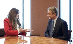 Συνάντηση Κυριάκου Μητσοτάκη με τη νέα πρέσβειρα των ΗΠΑ στην Ελλάδα, Κίμπερλι Γκίλφοϊλ – Δείτε εικόνες