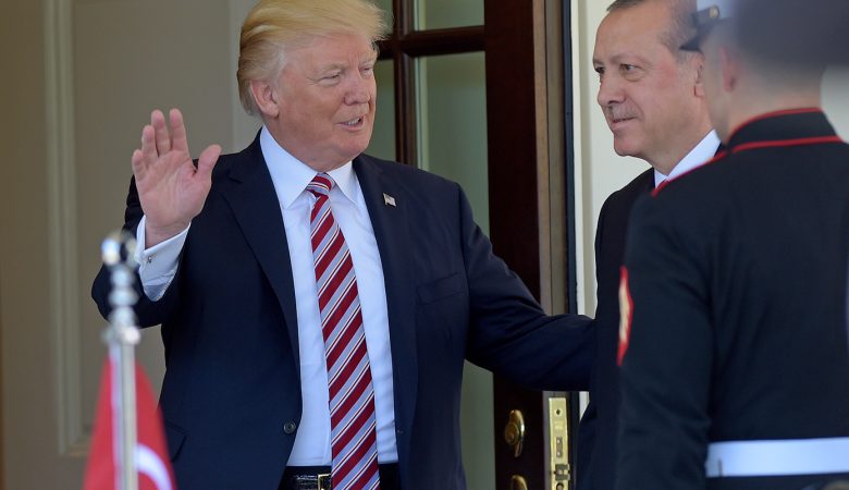 Bloomberg: Ο Ερντογάν πάει στον Λευκό Οίκο με «λίστα αγορών» άνω των 50 δισ. δολαρίων