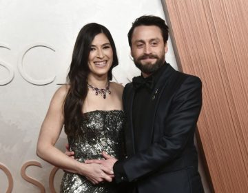 Ο Κίραν Κάλκιν και η σύζυγός του Τζαζ Τσάρτον περιμένουν το τρίτο τους παιδί