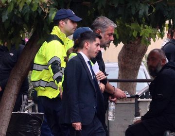 Με χειροπέδες οδηγήθηκε ο Βασίλης Μπισμπίκης στην Ευελπίδων για το τροχαίο που προκάλεσε στη Φιλοθέη – Του ασκήθηκε ποινική δίωξη