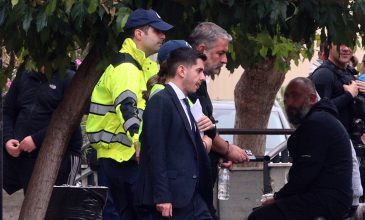 Με χειροπέδες οδηγήθηκε ο Βασίλης Μπισμπίκης στην Ευελπίδων για το τροχαίο που προκάλεσε στη Φιλοθέη – Του ασκήθηκε ποινική δίωξη