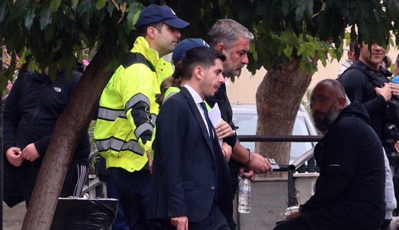 Με χειροπέδες οδηγήθηκε ο Βασίλης Μπισμπίκης στην Ευελπίδων για το τροχαίο που προκάλεσε στη Φιλοθέη – Του ασκήθηκε ποινική δίωξη