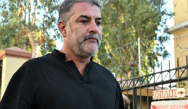 Βασίλης Μπισμπίκης: Επέστρεψε στη Φιλοθέη κρατώντας γλυκά, εμφανώς μετανιωμένος – «Ήρθε στο σπίτι μου και μου ζήτησε συγγνώμη ο άνθρωπος. Τι άλλο;»