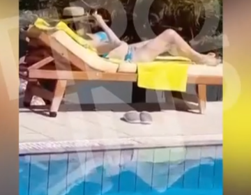 Ενοχλημένη η Ζωζώ Σαπουντζάκη με τα δημοσιεύματα ότι είναι κατάκοιτη – «Απαντάει» με ηλιοθεραπεία δίπλα στην πισίνα