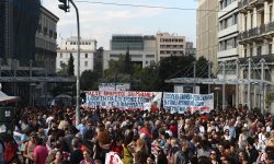 Σε εξέλιξη τα συλλαλητήρια διαμαρτυρίας της ΓΣΕΕ και της ΑΔΕΔΥ – Δείτε εικόνες