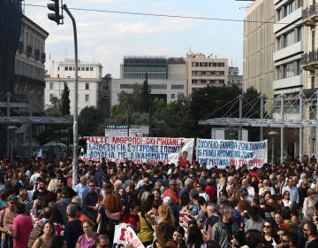 Σε εξέλιξη τα συλλαλητήρια διαμαρτυρίας της ΓΣΕΕ και της ΑΔΕΔΥ – Δείτε εικόνες