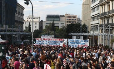 Σε εξέλιξη τα συλλαλητήρια διαμαρτυρίας της ΓΣΕΕ και της ΑΔΕΔΥ – Δείτε εικόνες