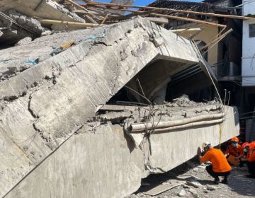 Πέντε άνθρωποι ανασύρθηκαν ζωντανοί από τα ερείπια του ισλαμικού οικοτροφείου που κατέρρευσε στην Ινδονησία