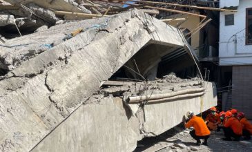 Πέντε άνθρωποι ανασύρθηκαν ζωντανοί από τα ερείπια του ισλαμικού οικοτροφείου που κατέρρευσε στην Ινδονησία