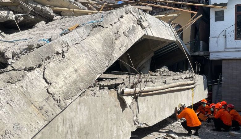 Πέντε άνθρωποι ανασύρθηκαν ζωντανοί από τα ερείπια του ισλαμικού οικοτροφείου που κατέρρευσε στην Ινδονησία