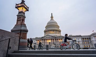 ΗΠΑ: Μετά το κυβερνητικό «shutdown», ο Τραμπ απειλεί με απολύσεις