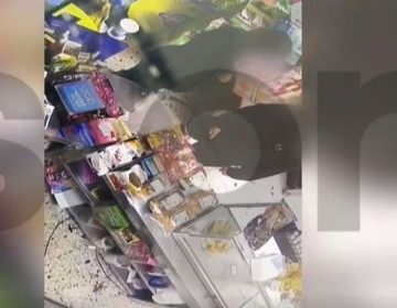 Άγριο ξύλο με σκουπόξυλα και τούβλα σε λύκειο στο Περιστέρι – Τραυματίστηκε η διευθύντρια – Σοκαριστικό βίντεο