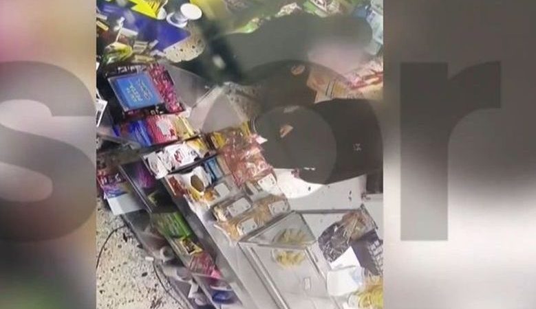 Άγριο ξύλο με σκουπόξυλα και τούβλα σε λύκειο στο Περιστέρι – Τραυματίστηκε η διευθύντρια – Σοκαριστικό βίντεο