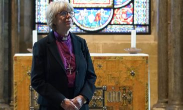 Η 63χρονη Σάρα Μάλαλι είναι η πρώτη γυναίκα αρχιεπίσκοπος της Αγγλικανικής Εκκλησίας