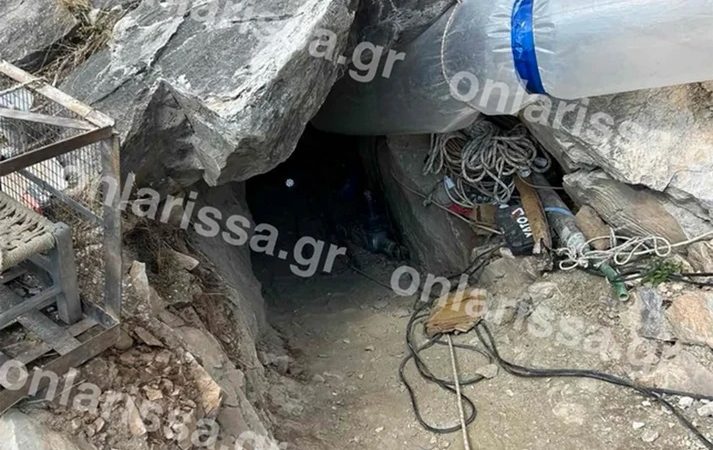 Παραδόθηκαν οι δίδυμοι χρυσοθήρες που έψαχναν λίρες μαζί με τον 53χρονο που έχασε τη ζωή του σε σπηλιά της Λάρισας