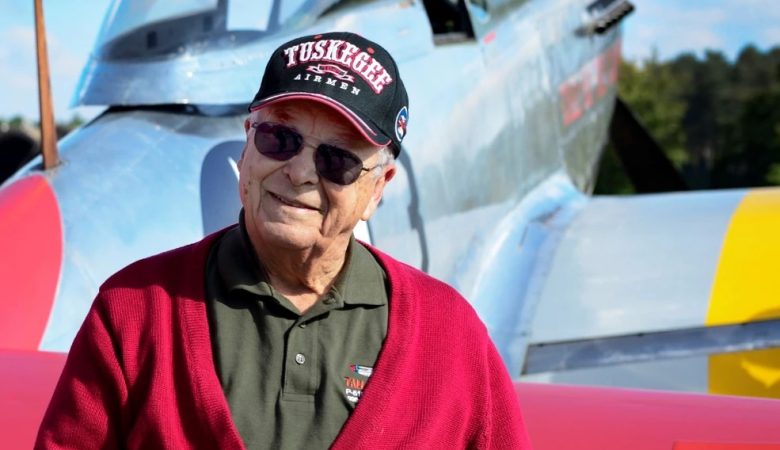 Πέθανε ο Τζορτζ Χάρντι, ο τελευταίος πιλότος καταδιωκτικού, του θρυλικού «Μαύρου Σμήνους» των ΗΠΑ, που έδρασε στον Β’ ΠΠ