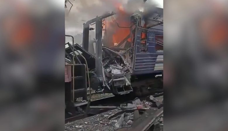 Επιβατικό τρένο χτυπήθηκε από ρωσικά πυρά στην Ουκρανία – Για τουλάχιστον 30 τραυματίες κάνει λόγο ο Ζελένσκι