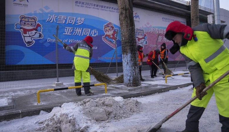 Ένας πεζοπόρος πέθανε από το κρύο, εκατοντάδες άλλοι διασώθηκαν από τις σφοδρές χιονοπτώσεις σε Θιβέτ και Κίνα