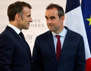 Η Γαλλία βυθίζεται σε νέα πολιτική κρίση: Η τρίτη κυβέρνηση που σχηματίζεται σε διάστημα ενός έτους είναι η πλέον βραχύβια – Το μπαλάκι βρίσκεται στο γήπεδο του Μακρόν